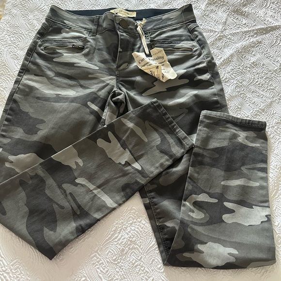 Democracy Gray and Green Skinny Jeans - Picture 1 of 11